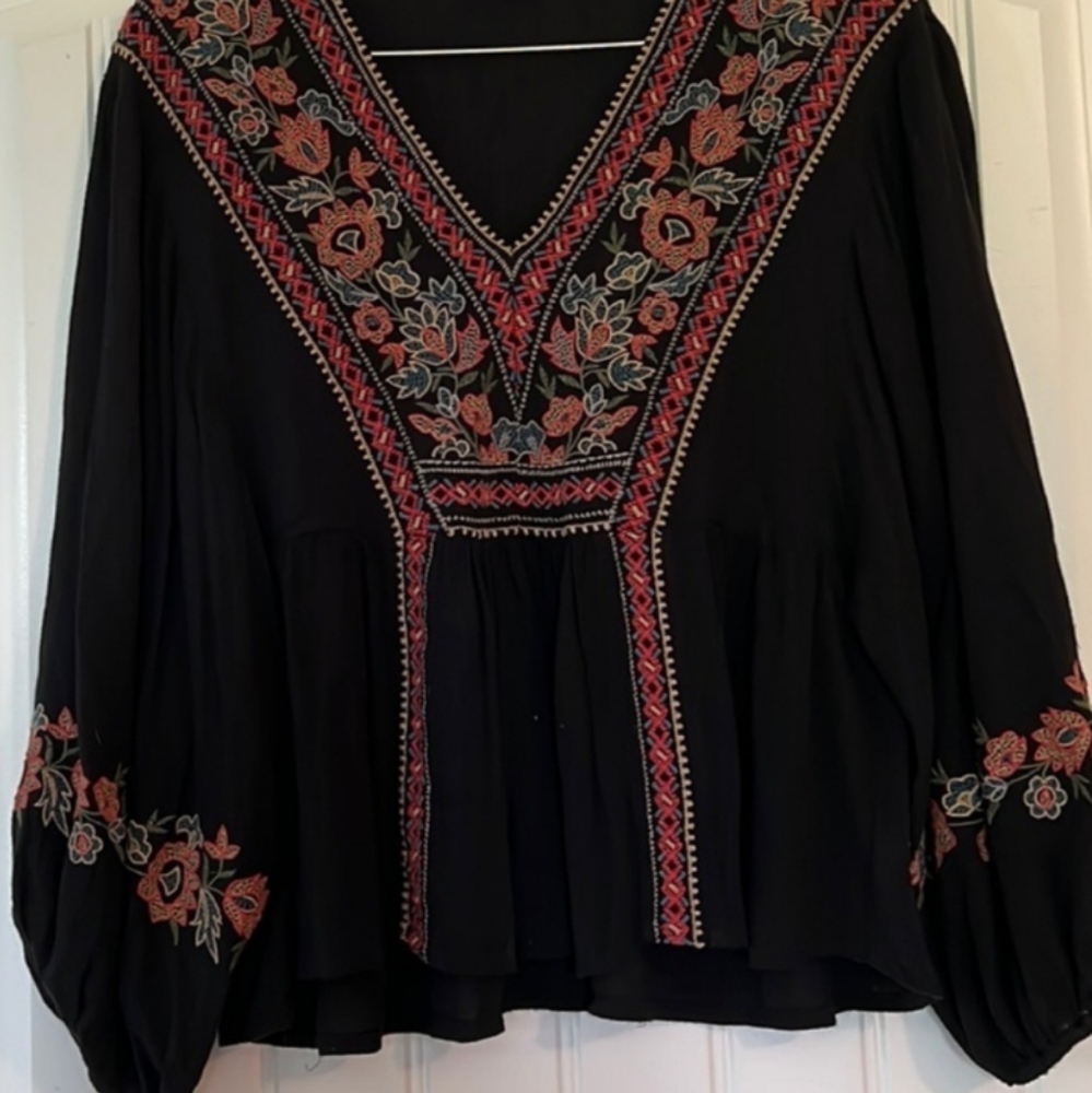American Eagle boho embroidery top absolutely gorgeous. - Picture 3 of 4